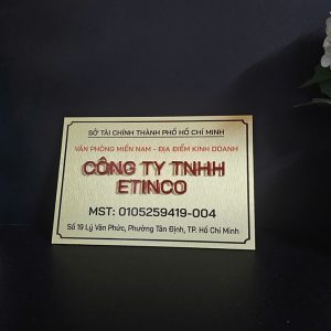 Biển công ty gắn trước cổng